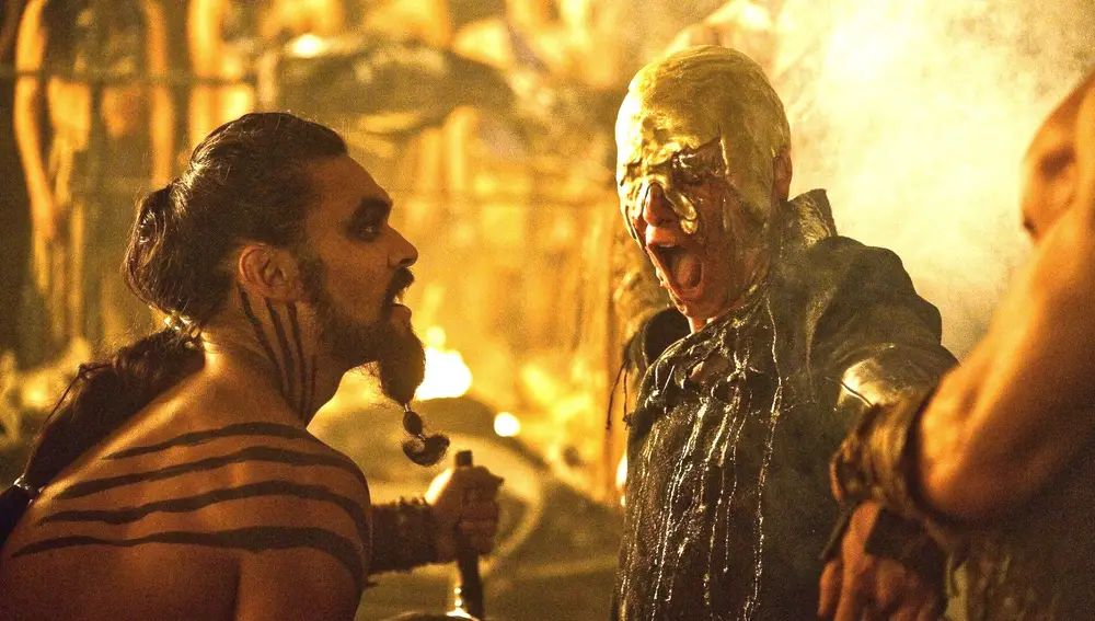 Harry Lloyd y Jason Momoa como Viserys y Khal Drogo en 'Juego de Tronos'