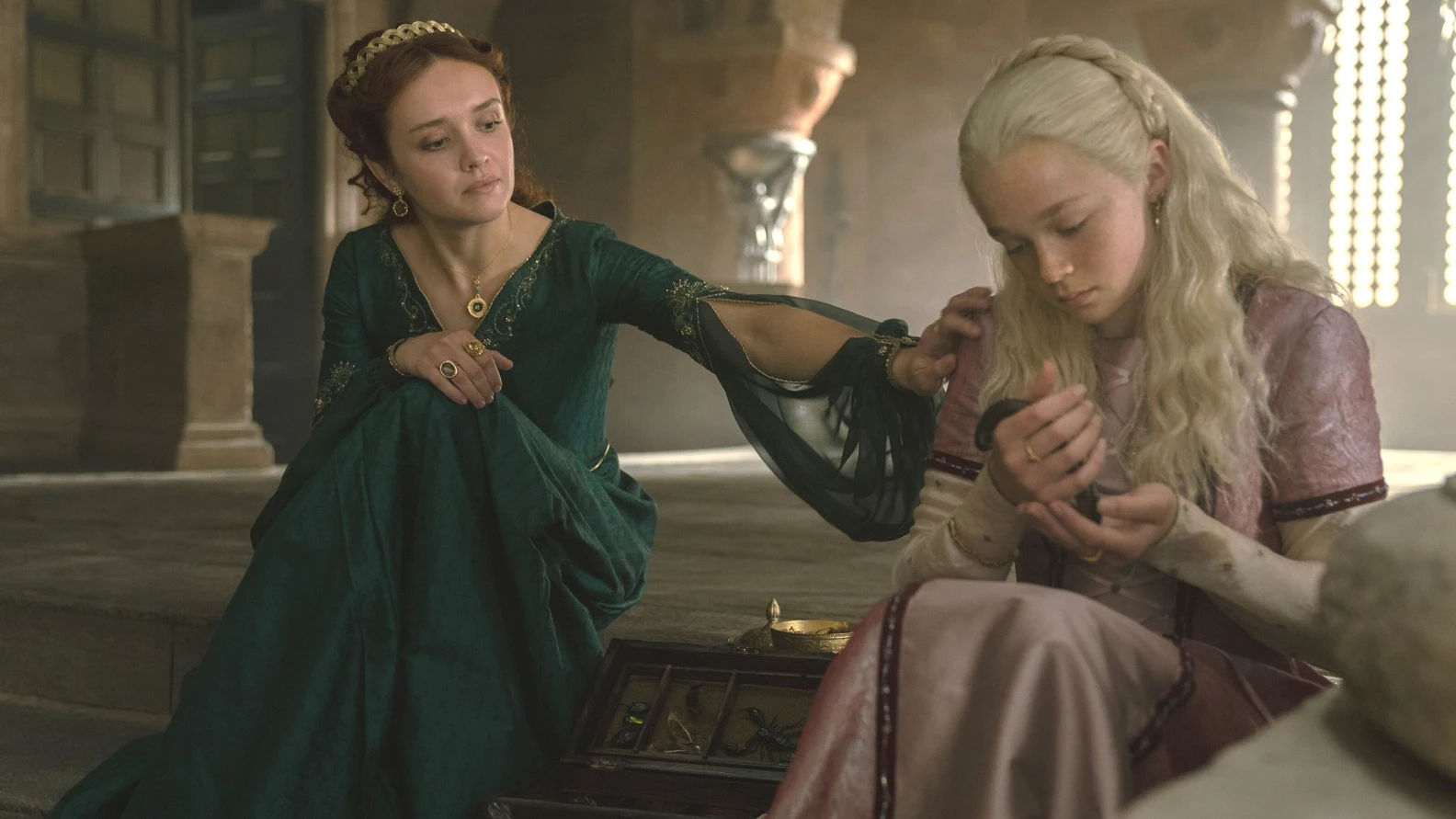 Alicent y su hija Helaena en 'La Casa del Drag&oacute;n'