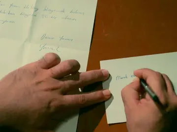 Se descubre la verdad sobre el misterioso paquete y la nota de Demir Se descubre la verdad sobre el misterioso paquete y la nota de Demir