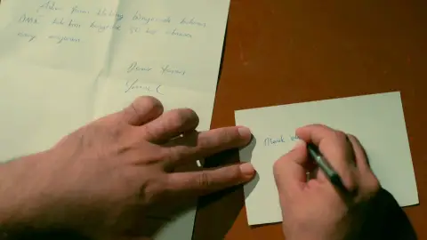 Se descubre la verdad sobre el misterioso paquete y la nota de Demir Se descubre la verdad sobre el misterioso paquete y la nota de Demir
