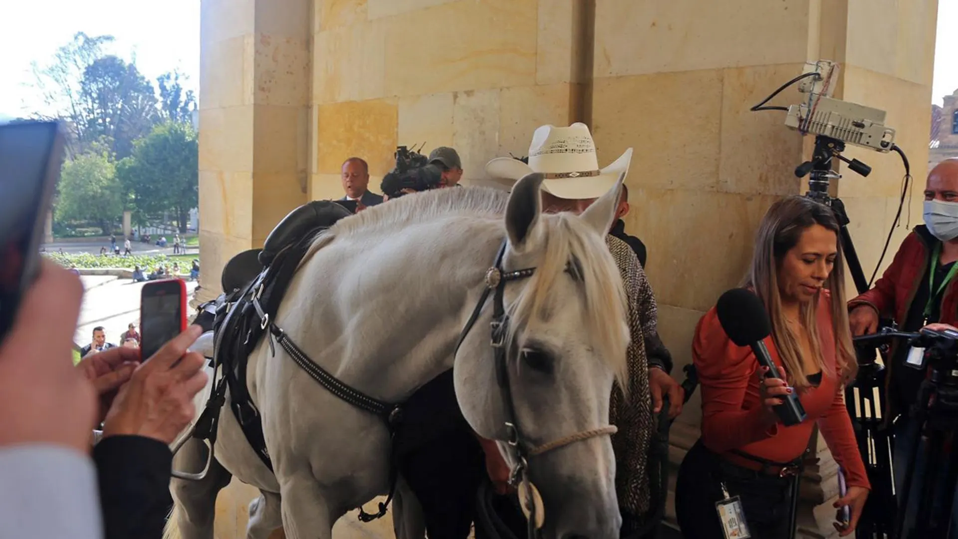 El senador Alirio Barrera entra con su caballo al Congreso de Colombia El senador Alirio Barrera entra con su caballo al Congreso de Colombia