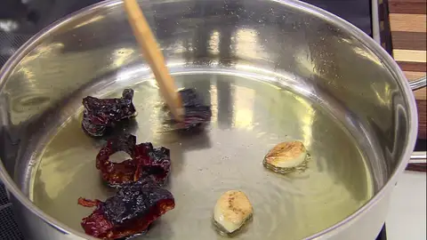 Añade los dientes de ajo y el pimiento choricero Añade los dientes de ajo y el pimiento choricero