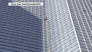 Alain Robert, el Spiderman francés, escalando la Torre Tour Total