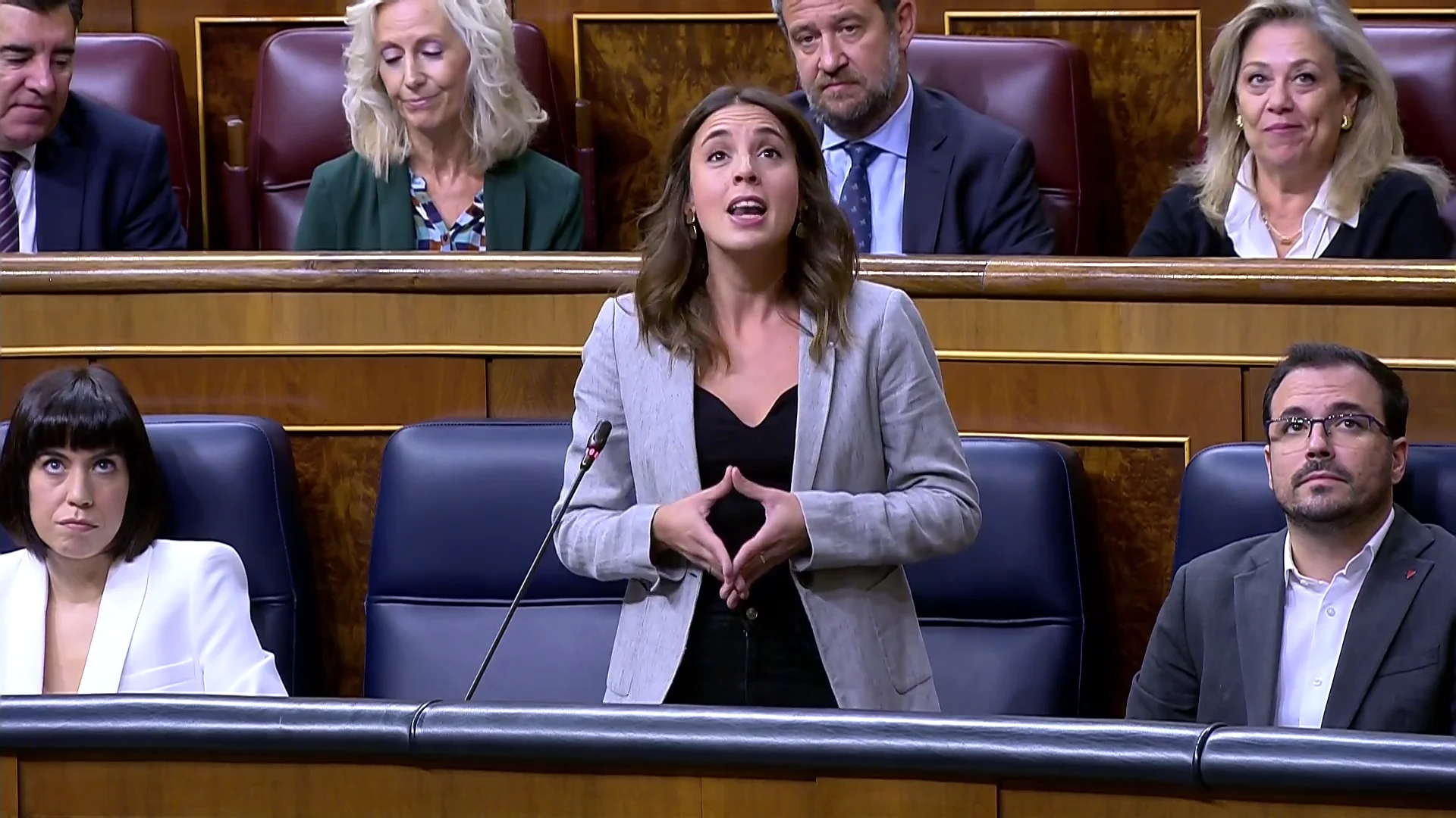 Irene Montero responde Marta González, del PP, con chaqueta verde Irene Montero responde a una diputada del PP sobre la ley trans: "Eso se lo tiene que traer leído de casa"