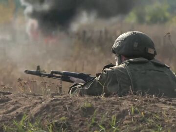 Un soldado ruso practica con un fusil en Kaliningrado