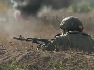 Un soldado ruso practica con un fusil en Kaliningrado Un soldado ruso practica con un fusil en Kaliningrado