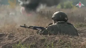 Un soldado ruso practica con un fusil en Kaliningrado Un soldado ruso practica con un fusil en Kaliningrado