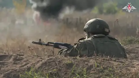 Un soldado ruso practica con un fusil en Kaliningrado Un soldado ruso practica con un fusil en Kaliningrado
