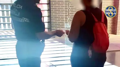 El momento en que la vecina entrega la pensión que se ha encontrado El momento en que la vecina entrega la pensión que se ha encontrado