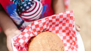 Un niño sostiene una hamburguesa