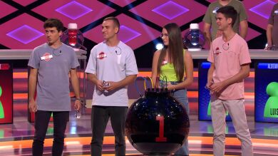 El diálogo de besugos entre Juanra Bonet y los ‘On The Left’… ¡en inglés!