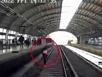 Un hombre cae a las vías del tren en Argentina