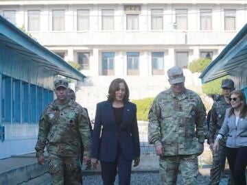 La vicepresidenta de Estados Unidos, Kamala Harris, en la Zona Desmilitarizada de la Península de Corea