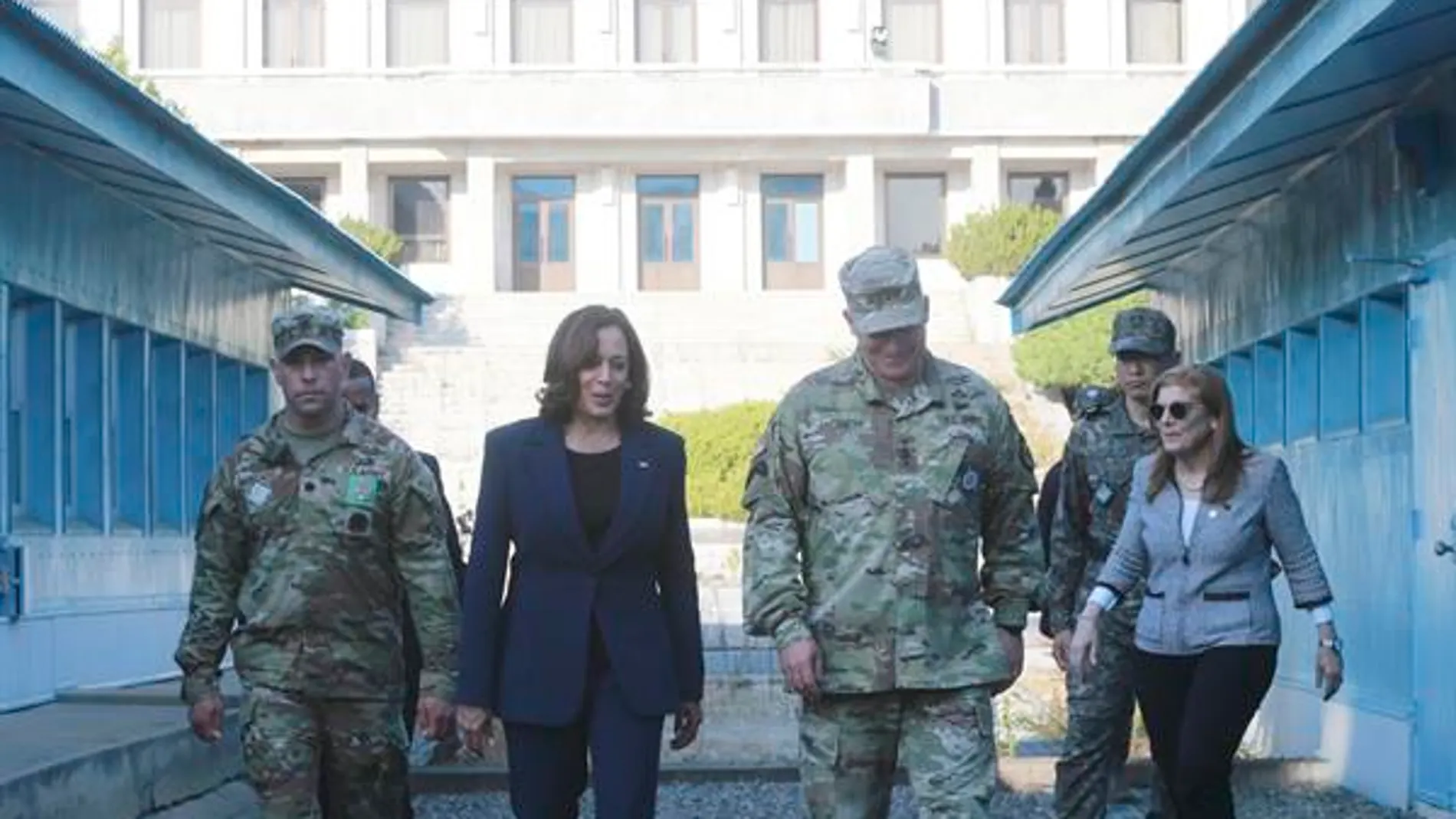 La vicepresidenta de Estados Unidos, Kamala Harris, en la Zona Desmilitarizada de la Península de Corea