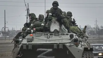 Soldados rusos en un blindado en Ucrania