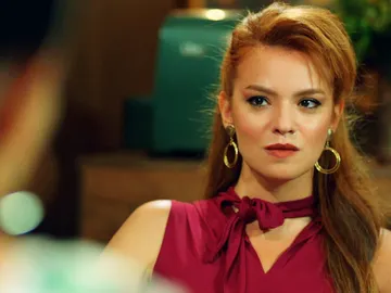 Dos mujeres del pasado de Demir aparecen para chantajear a Züleyha Dos mujeres del pasado de Demir aparecen para chantajear a Züleyha