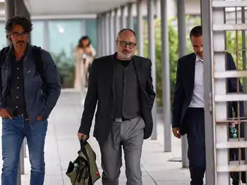 Antonio Baños (en medio, sosteniendo una mochila), yendo a declarar al juzgado de Madrid Antonio Baños (en medio, sosteniendo una mochila), yendo a declarar al juzgado de Madrid