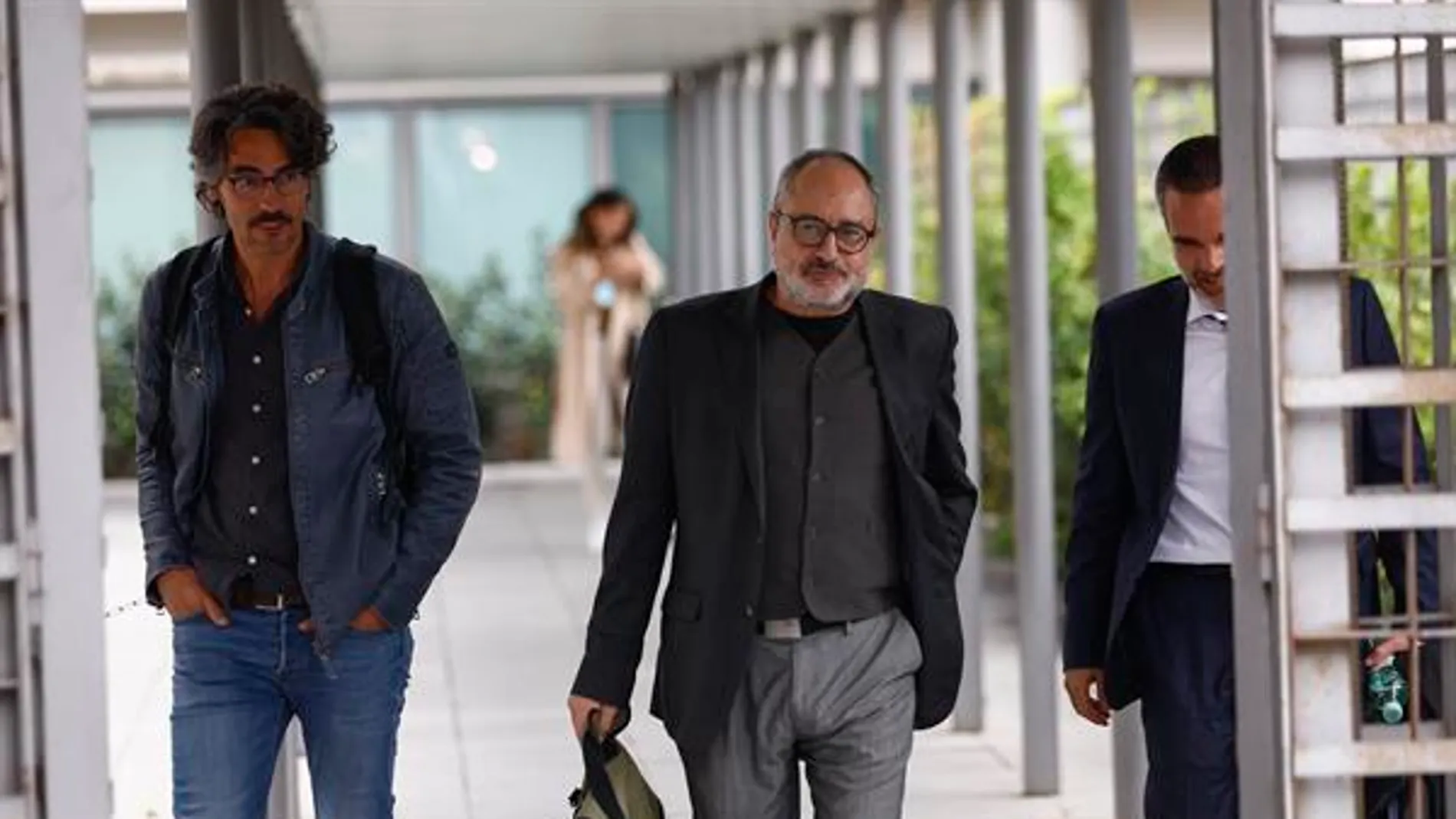 Antonio Baños (en medio, sosteniendo una mochila), yendo a declarar al juzgado de Madrid