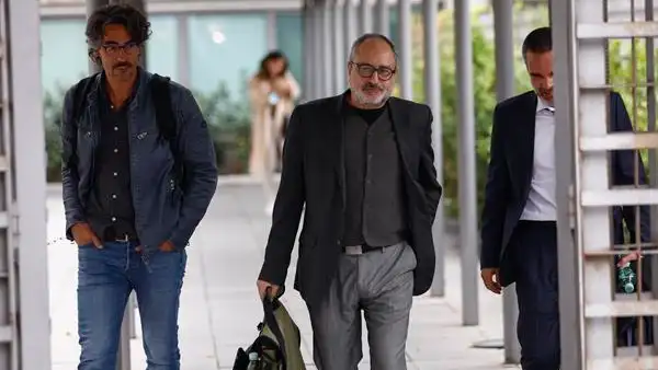 Antonio Ba&ntilde;os (en medio, sosteniendo una mochila), yendo a declarar al juzgado de Madrid
