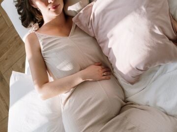 Imagen de una mujer embarazada descansando