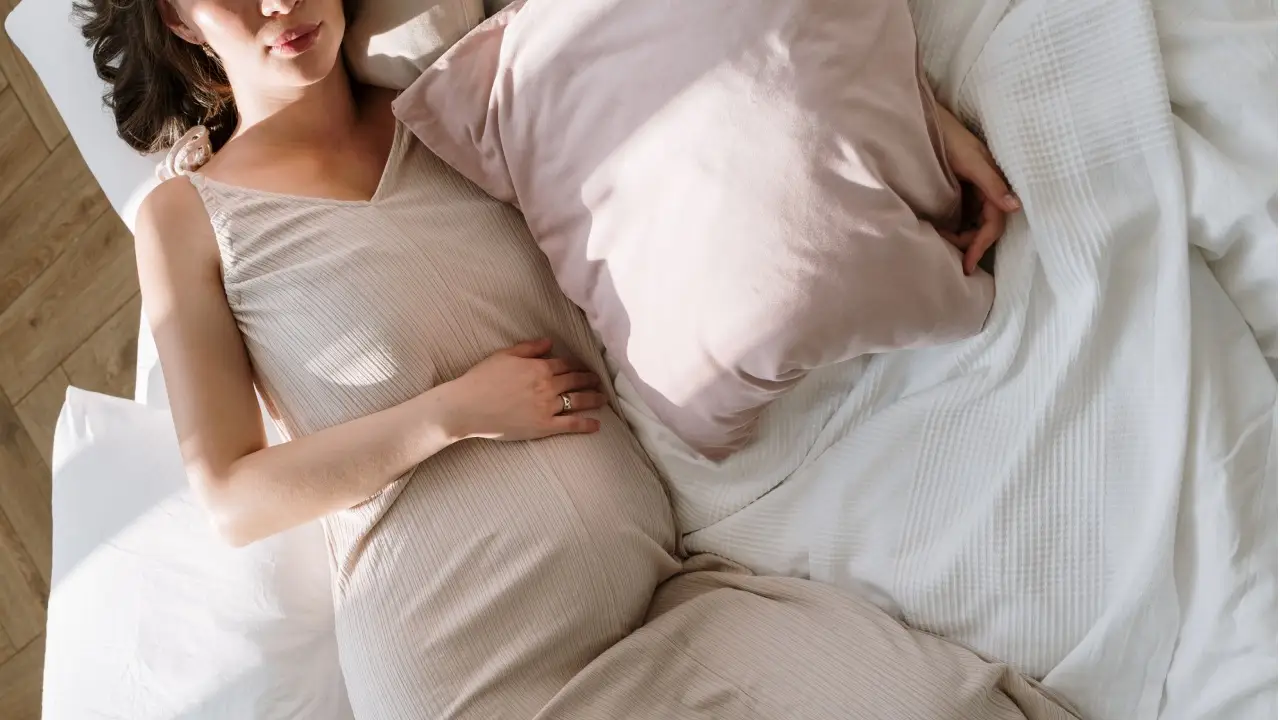 Imagen de una mujer embarazada descansando Imagen de una mujer embarazada descansando