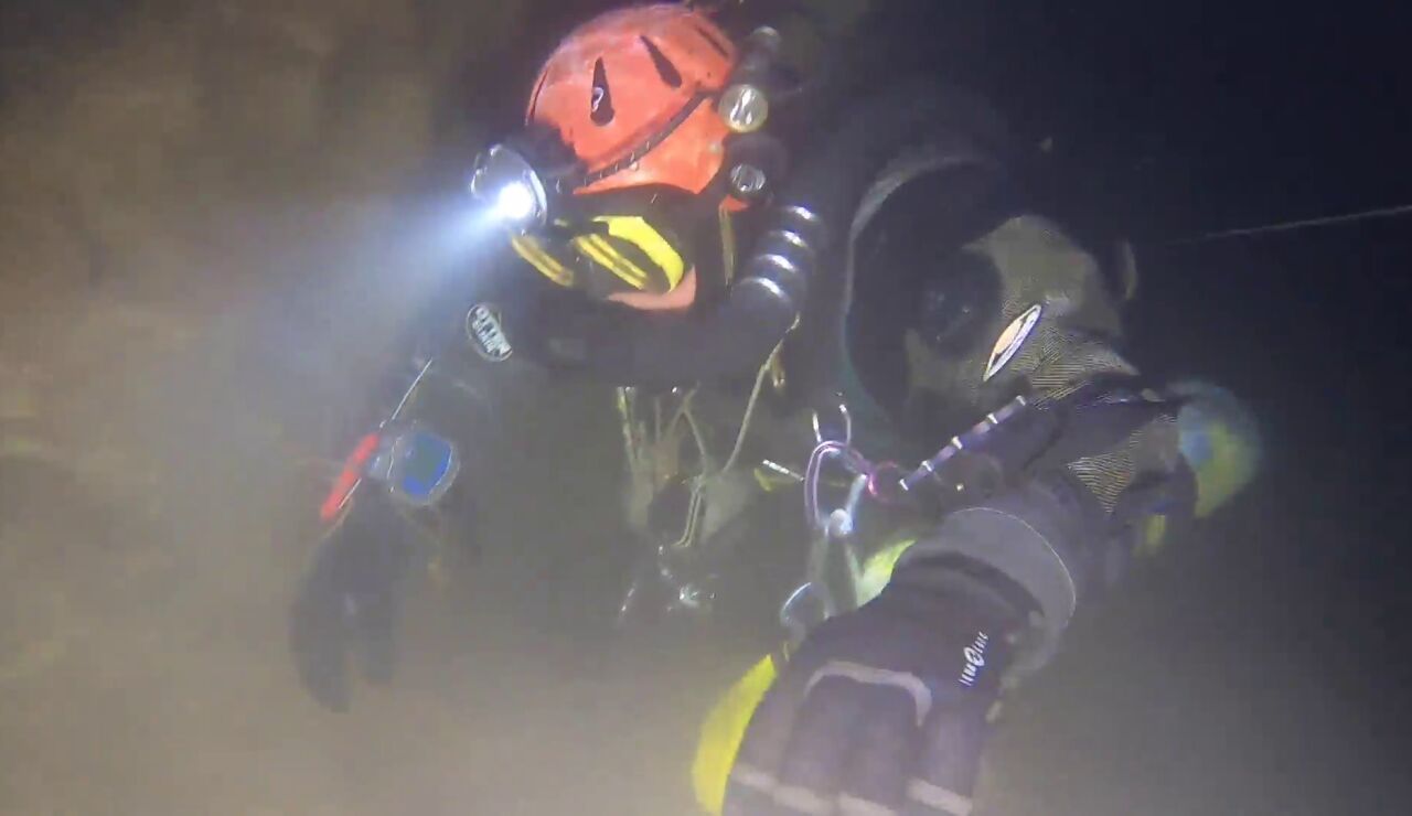 Un espeleobuceador en una cueva subacuática de León