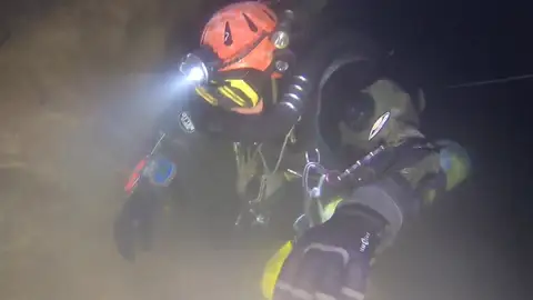 Un espeleobuceador en una cueva subacuática de León Un espeleobuceador en una cueva subacuática de León
