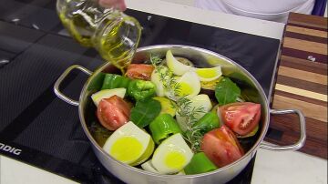 Agrega todos los ingredientes y cocina durante 30 minutos