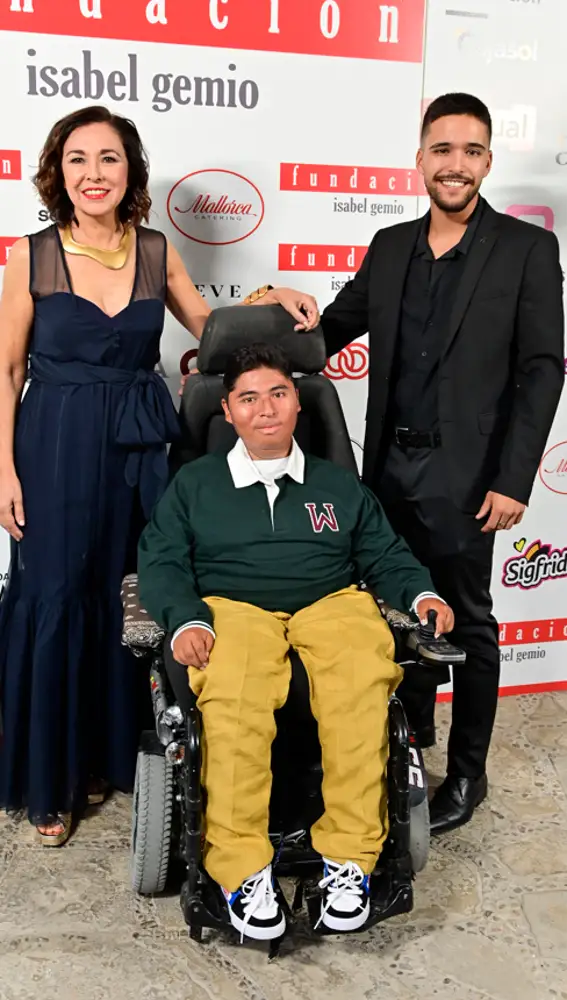 Isabel Gemio acompañada por sus hijos Gustavo y Diego en el evento de su fundación