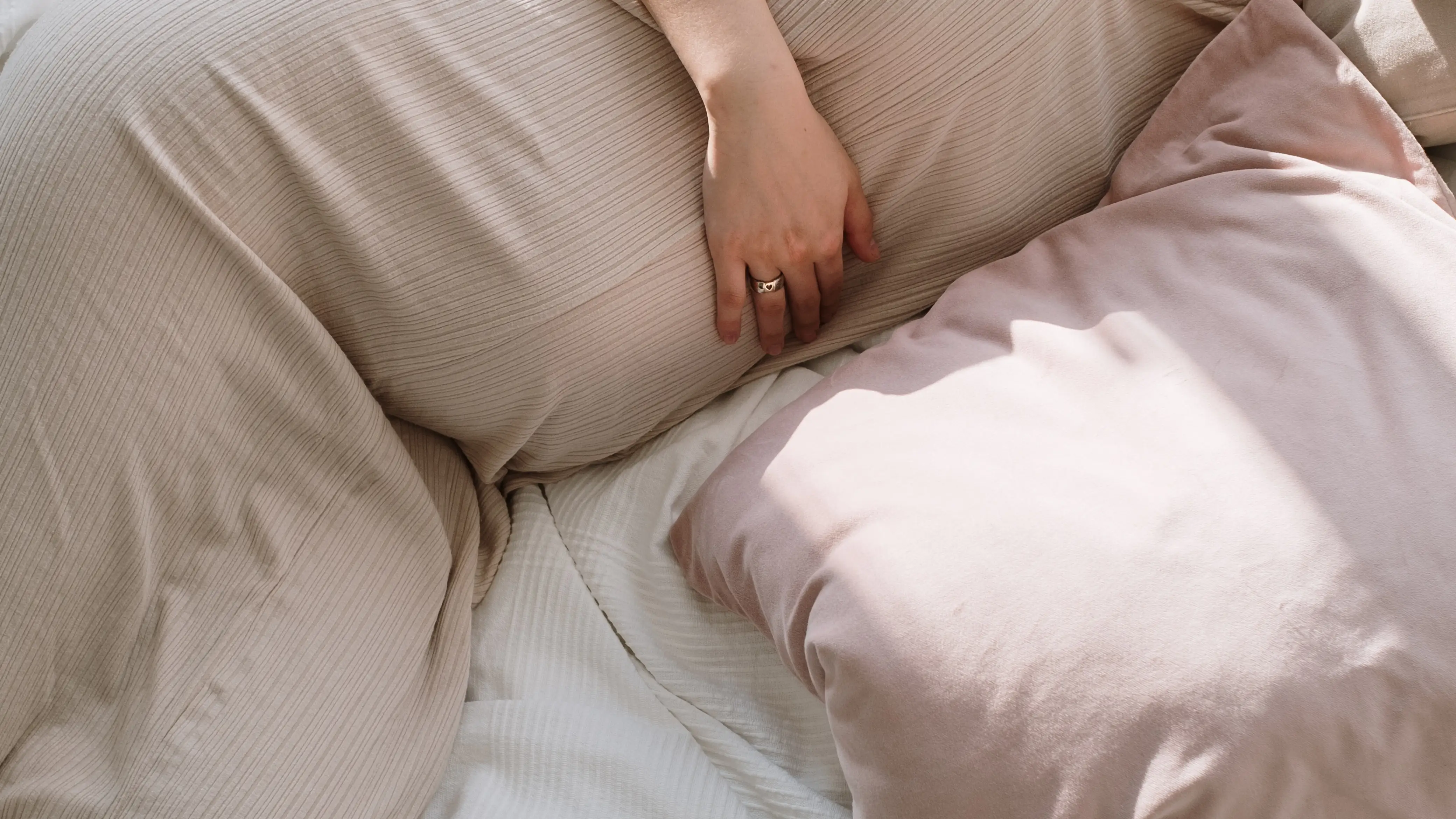 Imagen de una mujer embarazada descansando Imagen de una mujer embarazada descansando