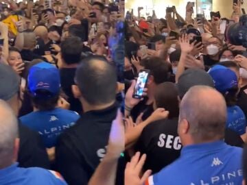 Momento del recibimiento de Fernando Alonso en Singapur