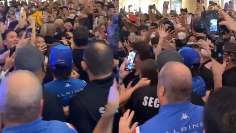 Momento del recibimiento de Fernando Alonso en Singapur Momento del recibimiento de Fernando Alonso en Singapur