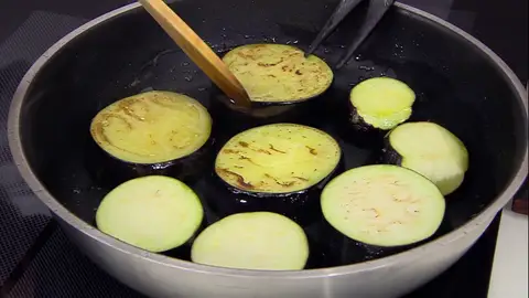 Cocina las rodajas de berenjenas hasta que se doren Cocina las rodajas de berenjenas hasta que se doren