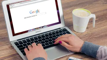 Una persona realizando una búsqueda en Google