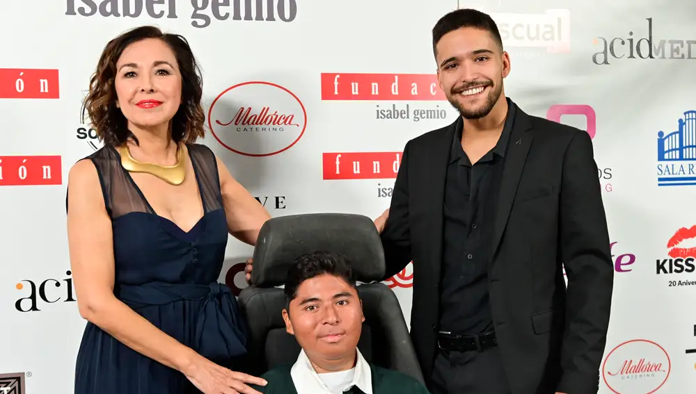 Isabel Gemio posa junto a sus hijos Gustavo y Diego en el photocall