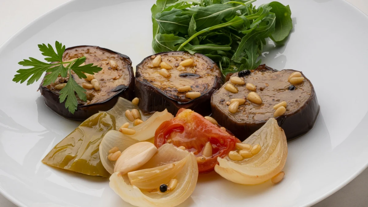 Berenjenas en escabeche con rúcula y piñones, la receta "saludable 100%" de Arguiñano Berenjenas en escabeche con rúcula y piñones, la receta "saludable 100%" de Arguiñano