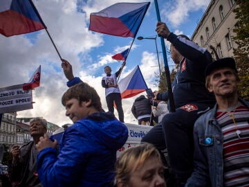 Gente protesta pidiendo la renuncia del gobierno checo y reclaman unas elecciones parlamentarias tempranas