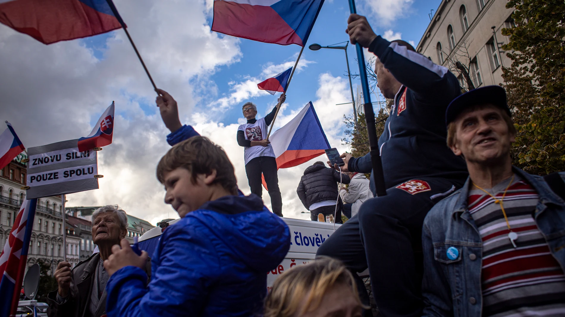Gente protesta pidiendo la renuncia del gobierno checo y reclaman unas elecciones parlamentarias tempranas