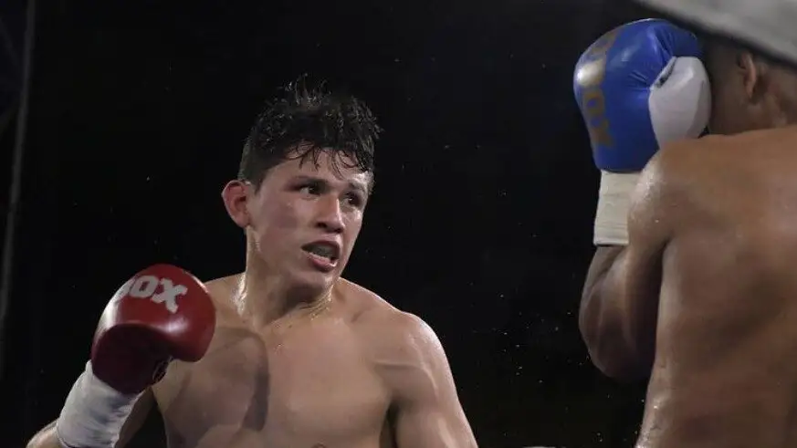 Luis Qui&ntilde;ones, boxeador colombiano, en un combate