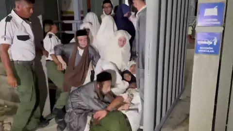 Miembros de Lev Tahor huyendo del centro de detención en México Miembros de Lev Tahor huyendo del centro de detención en México