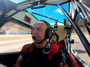 Cástor Fantoba surca los cielos y pone a prueba a un compañero de Antena 3 Deportes