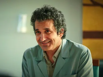 ¡Buenas noticias para Orhan! Akif le ofrece el puesto de jefe de administración del colegio Ataman ¡Buenas noticias para Orhan! Akif le ofrece el puesto de jefe de administración del colegio Ataman