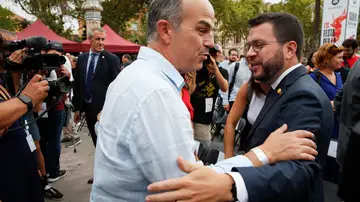 El presidente de la Generalitat, Pere Aragonès (d) , y el secretario general de JxCat, Jordi Turull