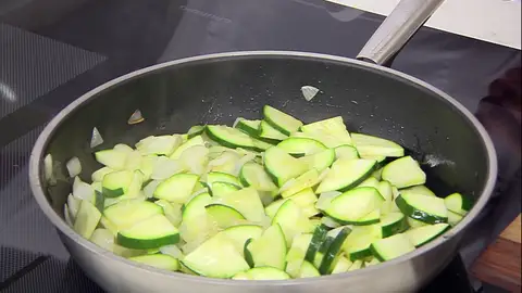 Arguiñano: una guarnición natural y sabrosa de cebolleta y calabacín Arguiñano: una guarnición natural y sabrosa de cebolleta y calabacín