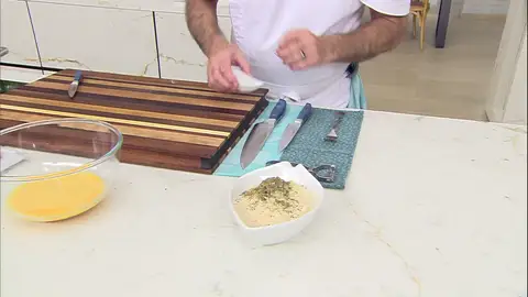 Agrega el ajo y el orégano al pan rallado Agrega el ajo y el orégano al pan rallado