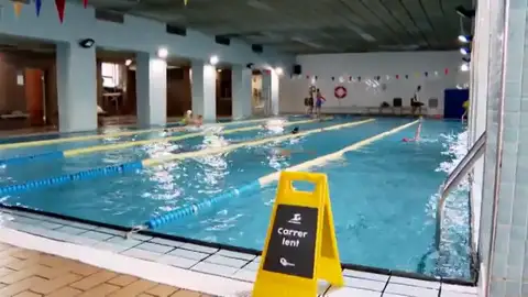 Piscinas municipales en Cataluña Las piscinas municipales de Barcelona bajan la temperatura del agua para ahorrar en la factura