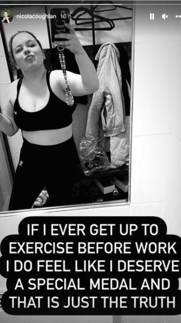 Nicola Coughlan se hace una foto al legar de su entrenamiento
