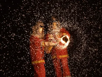 ¡Hipnótico! Marron crea una pantalla gigante de cine a base de fuego y chispas ¡Hipnótico! Marron crea una pantalla gigante de cine a base de fuego y chispas