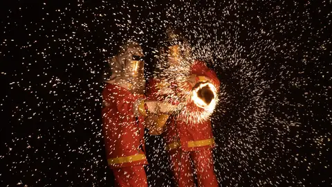 ¡Hipnótico! Marron crea una pantalla gigante de cine a base de fuego y chispas ¡Hipnótico! Marron crea una pantalla gigante de cine a base de fuego y chispas