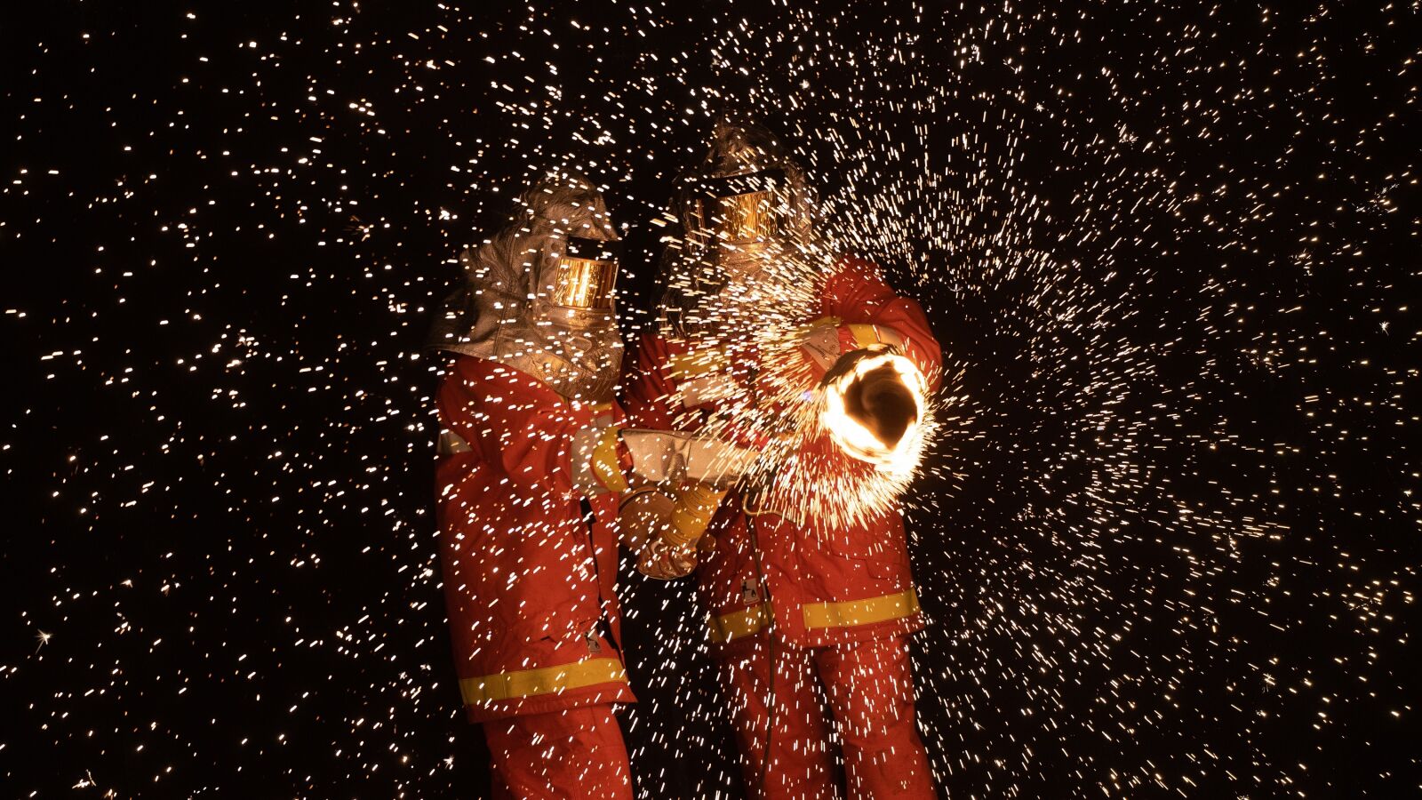¡Hipnótico! Marron crea una pantalla gigante de cine a base de fuego y chispas